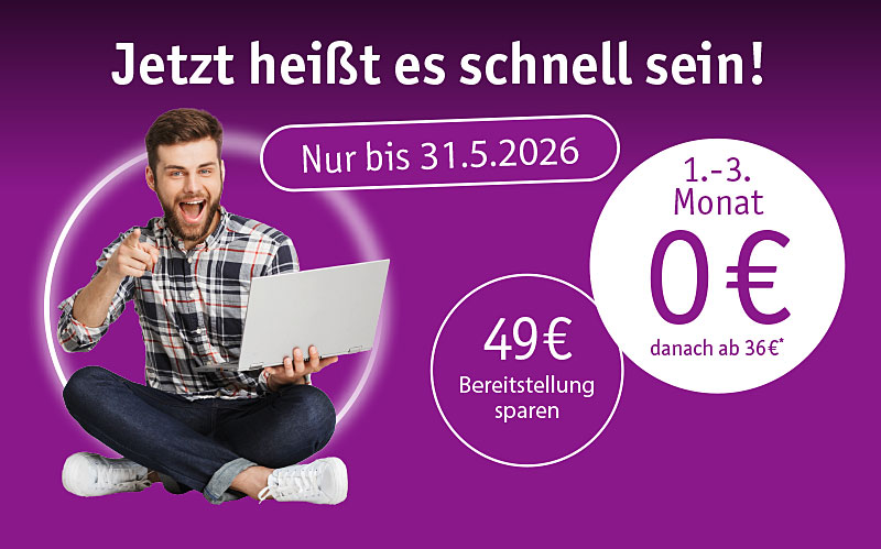 Tochter umarmt Vater vor der Laptop.